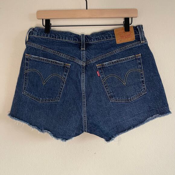 Levi’s Womens Cut Off Raw Hem Dark Wash Denim Shorts - Size 32 - Picture 4 of 7